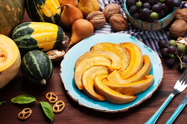 Hasat gıda. Mavi bir seramik tabak pişmiş kabak. Sonbahar sebze ve meyve. Vejetaryen, vegan kavramı — Stok fotoğraf