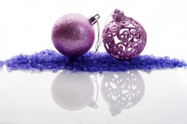 Kartpostal yeni yıl ve Noel için. Lila yılbaşı ağacı süsleri (toplar) beyaz bir arka plan üzerinde. Minimalist kavramı. Metin için yer