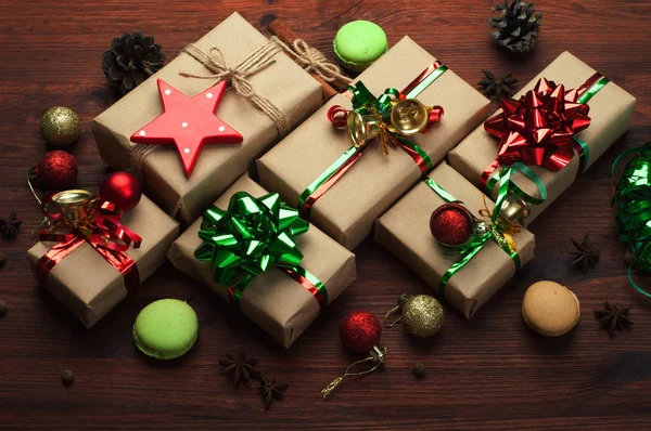 Caixas com presentes de Natal em um fundo de madeira marrom. Novo sim. — Fotografia de Stock