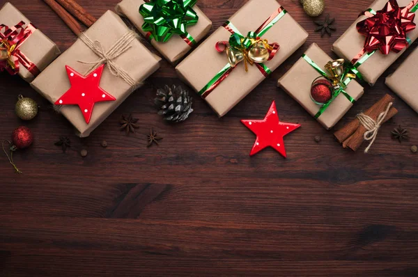 Caixas com presentes de Natal em um fundo de madeira marrom. Novo sim. — Fotografia de Stock