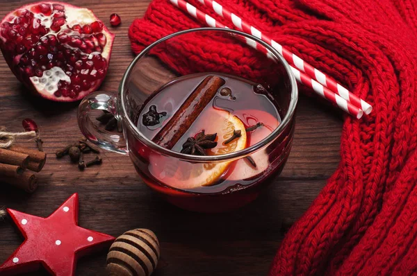 グリュー ワイン、リンゴ、オレンジ、スパイス、蜂蜜茶色の木製の背景上のスライスとガラスのコップ。冬クリスマスと新年を飲む — ストック写真