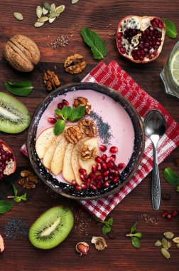 Lezzetli ve sağlıklı beslenme (düşük kalorili) kahvaltı yoğurt ile fındık, elma dilimleri, haşhaş tohumu ve nar. Vejetaryen, vegan kavramı. Sağlıklı beslenme