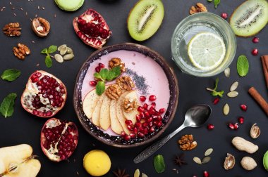 Lezzetli ve sağlıklı beslenme (düşük kalorili) kahvaltı yoğurt ile fındık, elma dilimleri, haşhaş tohumu ve nar. Vejetaryen, vegan kavramı. Sağlıklı beslenme