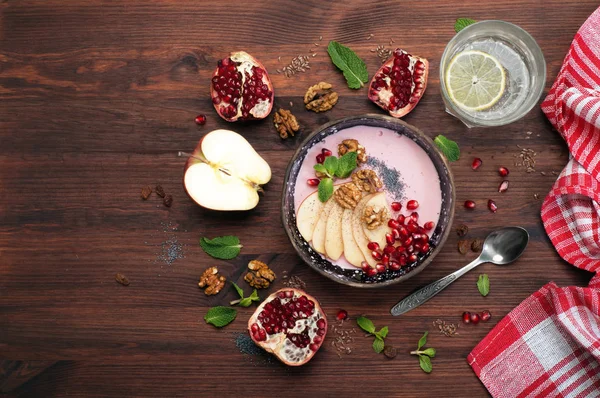 Deliciosa y saludable dieta (baja en calorías) desayuno de yogur con nueces, rodajas de manzana, semillas de amapola y granada. Vegetariano, concepto vegano. Alimentación saludable — Foto de Stock