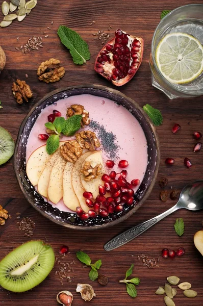 Lezzetli ve sağlıklı beslenme (düşük kalorili) kahvaltı yoğurt ile fındık, elma dilimleri, haşhaş tohumu ve nar. Vejetaryen, vegan kavramı. Sağlıklı beslenme