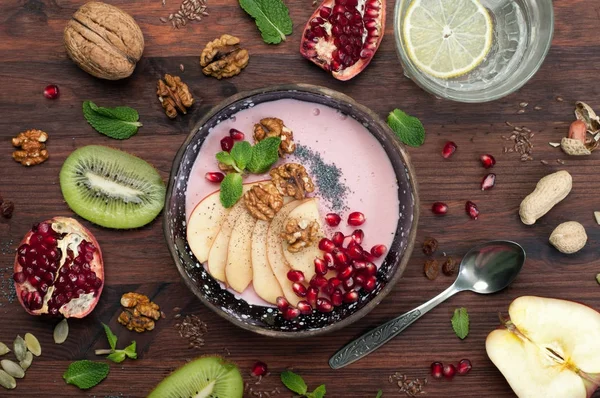 Lezzetli ve sağlıklı beslenme (düşük kalorili) kahvaltı yoğurt ile fındık, elma dilimleri, haşhaş tohumu ve nar. Vejetaryen, vegan kavramı. Sağlıklı beslenme