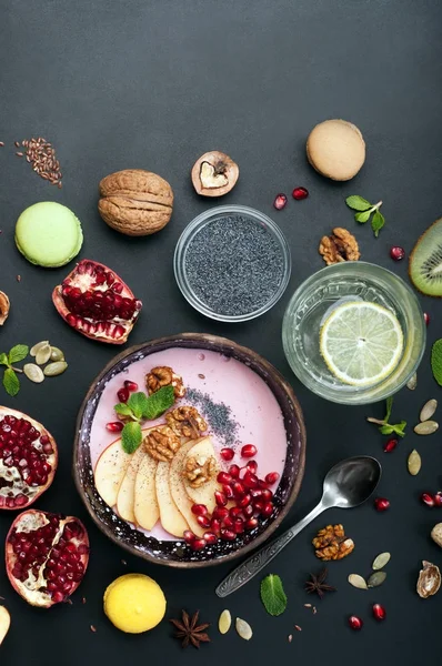 Dieta deliciosa e saudável (baixa caloria) café da manhã de iogurte com nozes, fatias de maçã, sementes de papoula e romã. Vegetariano, conceito vegan. Alimentação saudável — Fotografia de Stock