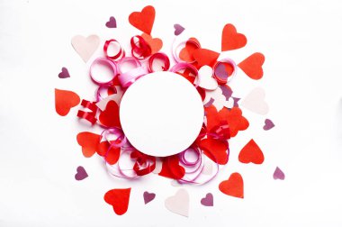 Renkli kağıt kalpleri ve yuvarlak hurda kağıt yapılmış yaratıcı düzen ortasına yerleştirilir. Sevgililer Metin için yer ile. Kutlama kavramı.