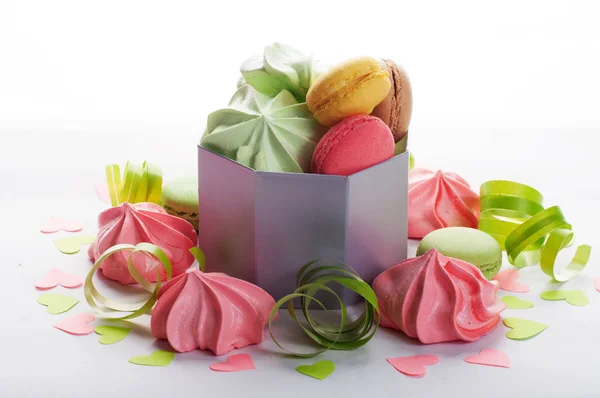 Dolci ariosi leggeri in colori pastello in una scatola su uno sfondo bianco. Il concetto di un regalo per San Valentino. Posto per testo . — Foto Stock