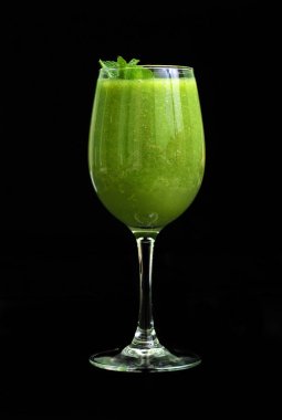Bir cam siyah bir zemin üzerine yeşil smoothies (içki). Yalıtılmış nesne