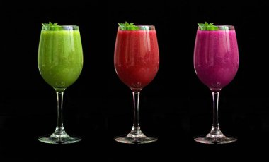 Yeşil, pembe ve mor smoothies (alkolsüz içecek) gözlük siyah bir arka plan. İzole nesneleri