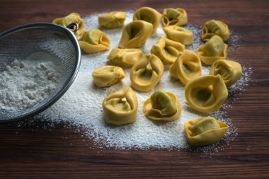 Siyah tahta üzerinde ıspanak ve ricotta ile Tortellini. Shal!