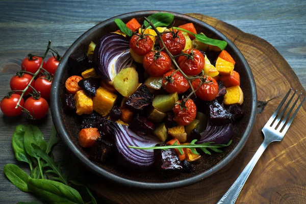 Dietní pečená zelenina. Řepa, mrkev, dýně, červená cibule, cher — Stock fotografie