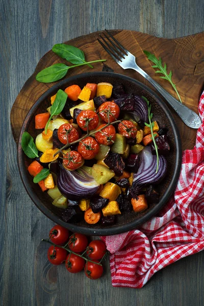 Dieta verdure al forno. Barbabietole, carote, zucca, cipolle rosse, cher — Foto Stock