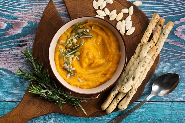 Abóbora, batata e purê de cenoura sopa de legumes com especiarias e — Fotografia de Stock