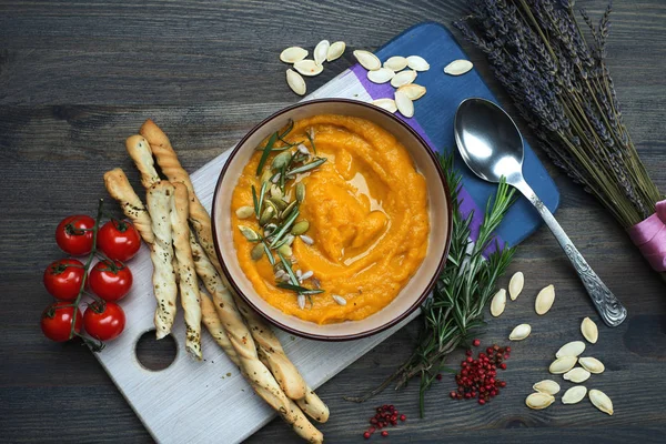 Sopa de purê de abóbora decorada com sementes de abóbora e alecrim lea — Fotografia de Stock