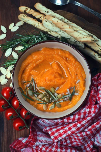 Sopa de creme com abóbora em um fundo de madeira escura. Baixo orgânico — Fotografia de Stock