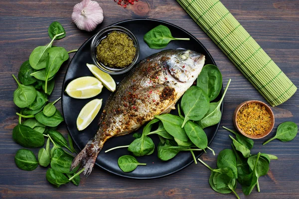 Pescado Dorado Asado Con Especias Plato Negro Muy Cerca Encuentran — Foto de Stock