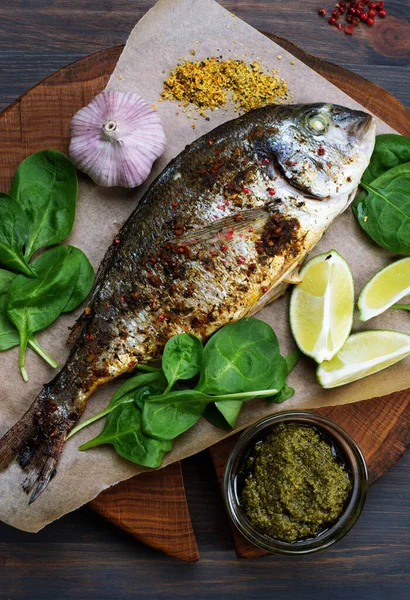 Pescado Dorado Horno Especiado Una Tabla Cortar Marrón Muy Cerca — Foto de Stock