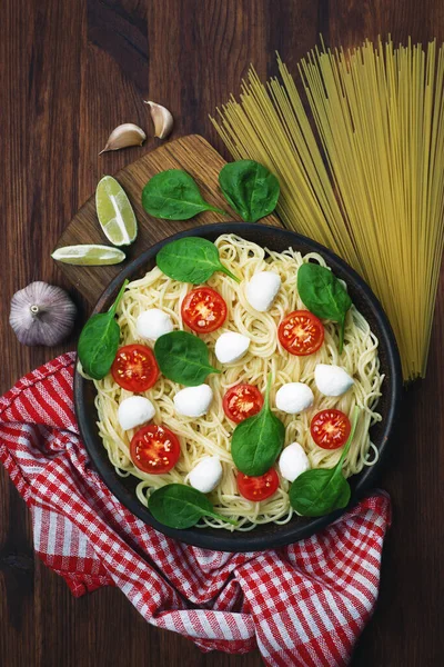 Pasta Con Pomodorini Spinaci Mozzarella Piatto Argilla Marrone Accanto Asciugamano — Foto Stock