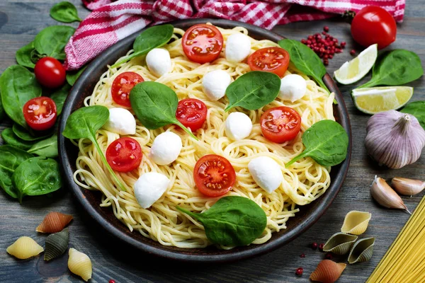 Pasta Con Pomodorini Spinaci Mozzarella Piatto Argilla Marrone Ricette Tradizionali — Foto Stock