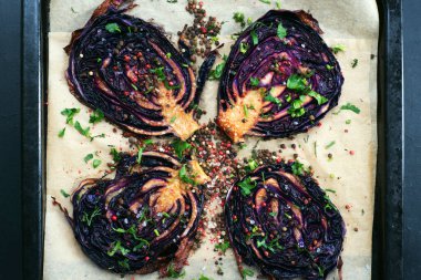 Kağıt üzerinde kırmızı lahana biftekleri. Vejetaryen, vejetaryen yemeği