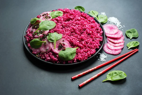Rosafarbener Reis Reis Mit Rote Beete Saft Mit Radieschen Und — Stockfoto