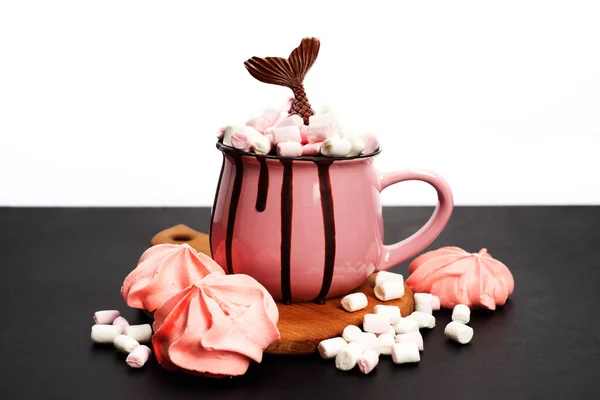 Hidangan Penutup Coklat Dalam Cangkir Merah Muda Dengan Marshmallow Dan — Stok Foto