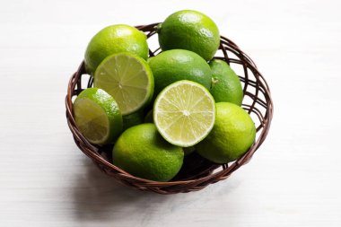 Beyaz arka planda sepette taze sulu limonlar. Citrus.