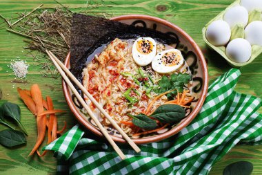 Baharatlı ramen, turşu, yumurta, yeşil soğan ve havuç.