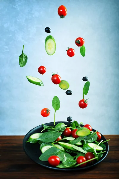 Nahrung Und Schwebezustand Tomaten Spinatblätter Und Gurkenstücke Die Eine Schüssel — Stockfoto