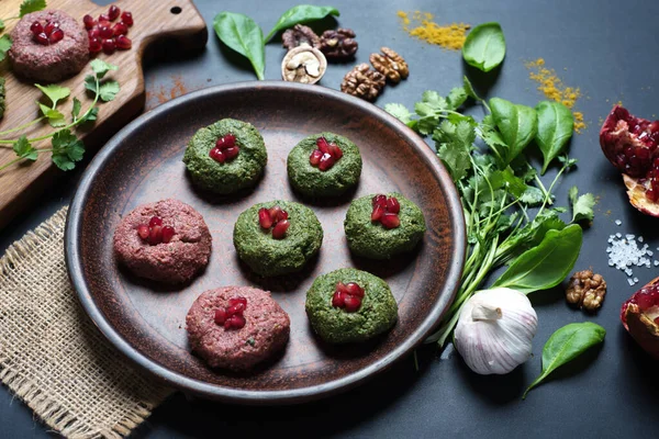 緑とピンクのファリ 暗い背景にグルジア料理の料理 — ストック写真