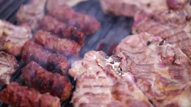 Мясо на гриле — стоковое видео
