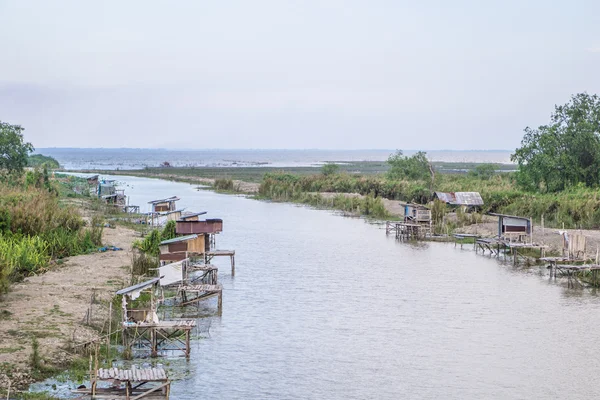 Gamla trä fiske hus i floden — Stockfoto