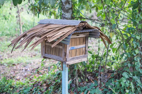 Дерев'яний будинок бджіл в саду — стокове фото