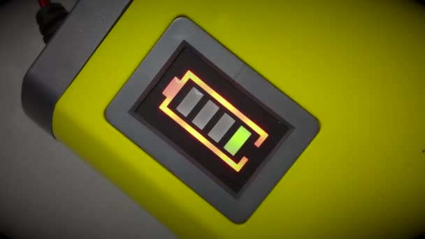 Stato di carica a livello del led alla batteria — Video Stock