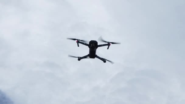 Drone volando en el cielo — Vídeos de Stock