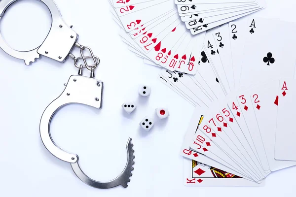 Jugar a las cartas, los dados y las esposas — Foto de Stock