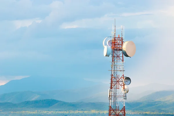 Torre di telecomunicazione contro catena montuosa durante il tramonto — Foto Stock