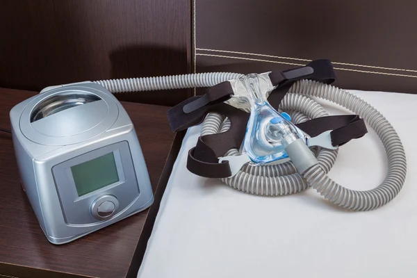 Máquina CPAP com mangueira de ar e máscara de engrenagem de cabeça — Fotografia de Stock