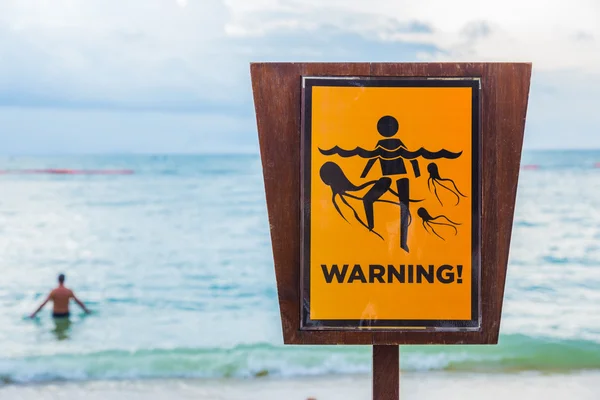 Panneau d'avertissement de méduses sur une plage en Thaïlande — Photo