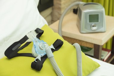 CPAP şapkalar maskeyle hava tüp ve makine yatak odasında