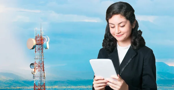 Geschäftsfrau benutzt Computer-Tablet mit Telekommunikationsschlepper — Stockfoto