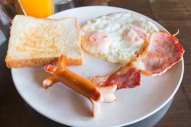 Kahvaltıda sosis, pastırma, yumurta ve beyaz ekmek tost
