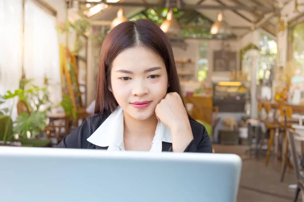 Sonriendo joven asiático ejecutivo mujer de negocios trabajo — Foto de Stock