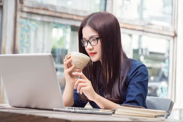 Joven asiático mujer usando tecnología en su portátil ordenador y ho — Foto de Stock