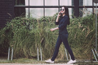 raslantı yürüyüş ve onun üzerinde konuşma çekici genç Asyalı kadın