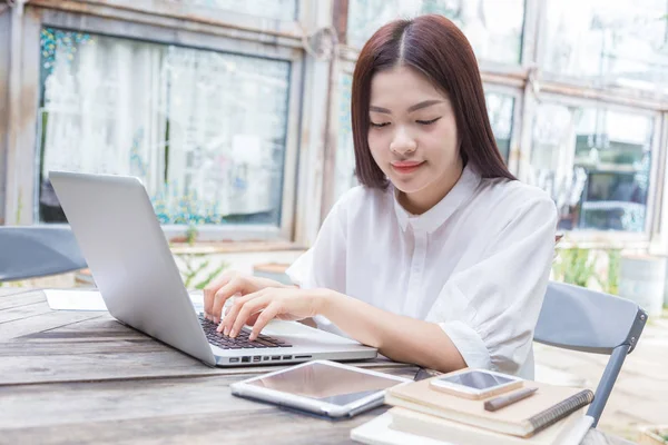 Joven feliz casual asiático mujer usando tecnología en su portátil co — Foto de Stock