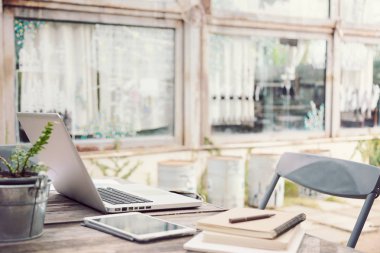 Dizüstü bilgisayar, tablet, telefon ve diğer açık çalışma tablosu