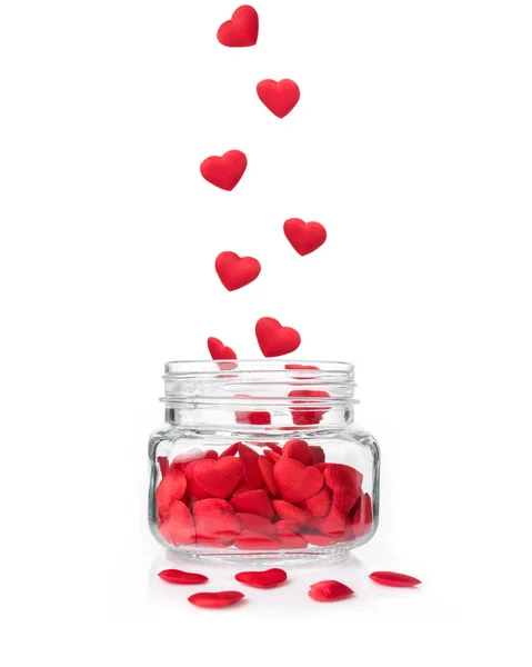Червоні серця падають у скляну банку, концепція валентинки — стокове фото